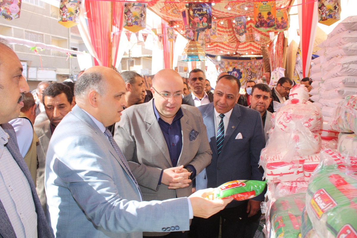  المحافظ يفتتح ثالث معارض أهلاً رمضان في سمسطا